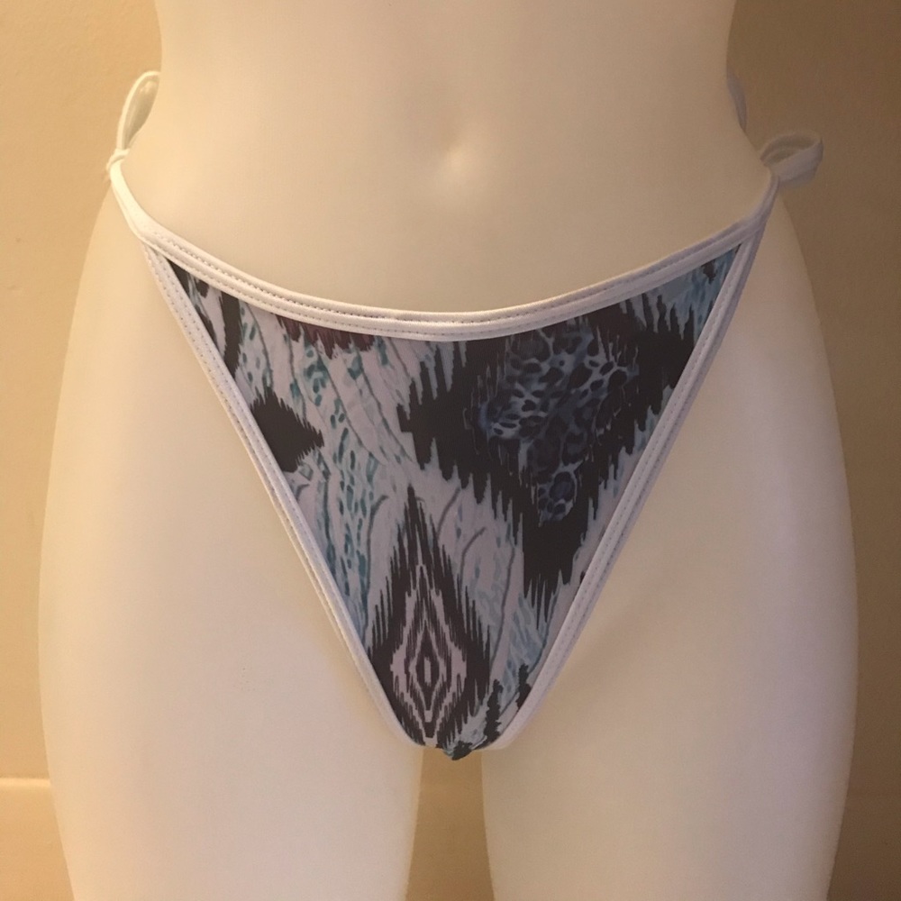 Bikini - Picture 3 of 7